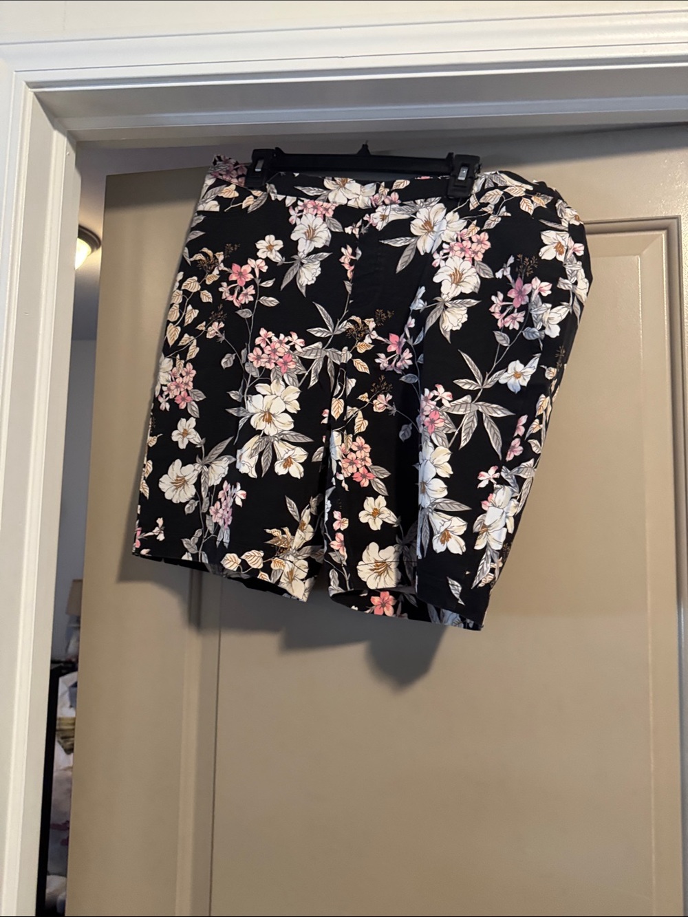 Isaac Mizrahi Black Floral Women’s Shorts